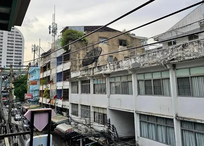 Baan Glang Soi Restaurant & 2* Bangkok